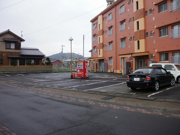 駐車場と建物